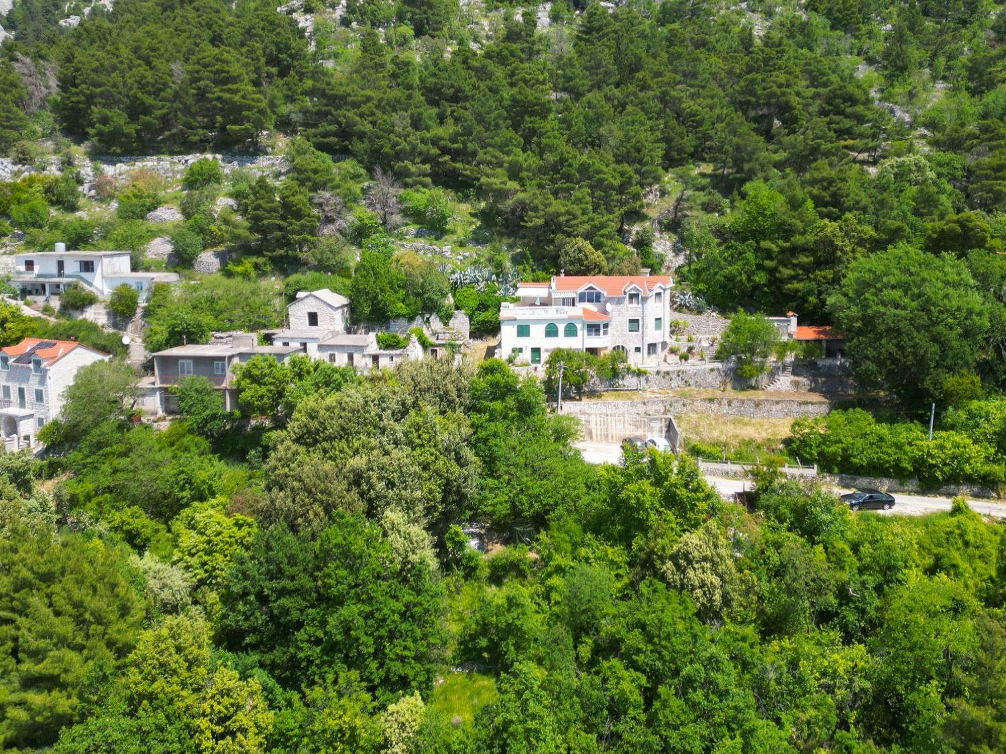 Villa Charlie With Jacuzzi Bast